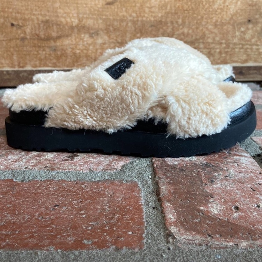 UGG Slippers.    W8.